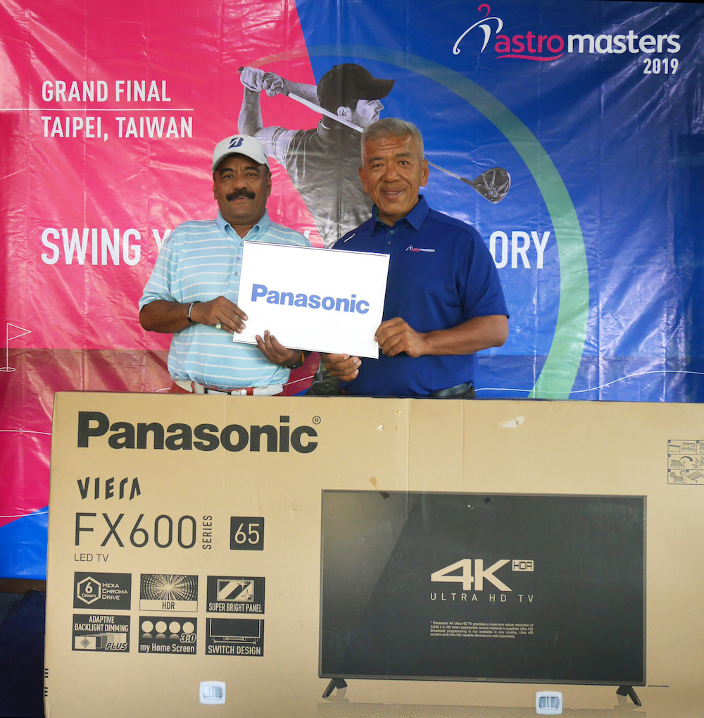 Tamari Tompong receives his prize from Shan Shui GCC general manager, Henry Ng. — Picture courtesy of TFCM
