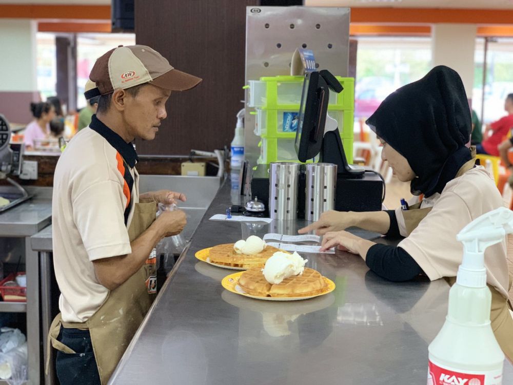 A Twitter user known as Cikgu Brian shared some heartwarming observations from his recent visit to A&W in Petaling Jaya. u00e2u20acu201d Picture from Twitter/OhhB_