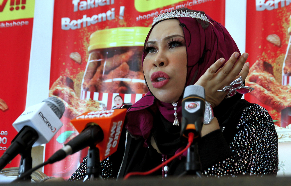 Datuk Seri Hasmiza Othman apologises to Season 4 Gegar Vaganza (GV4) champion Aishah for the fake diamond controversy during a press conference in Ipoh July 6, 2019. u00e2u20acu201d Bernama pic