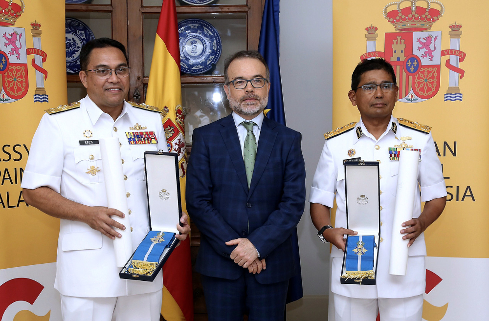 Ambassador of Spain, Jose Miguel Corvinos (centre) with RMN chief Admiral Datuk Mohd Reza Mohd Sany (left) and MMEA Director General Admiral Maritime Datuk Seri Zulkifili Abu Bakar in Kuala Lumpur July 8, 2019. u00e2u20acu201d Bernama pic