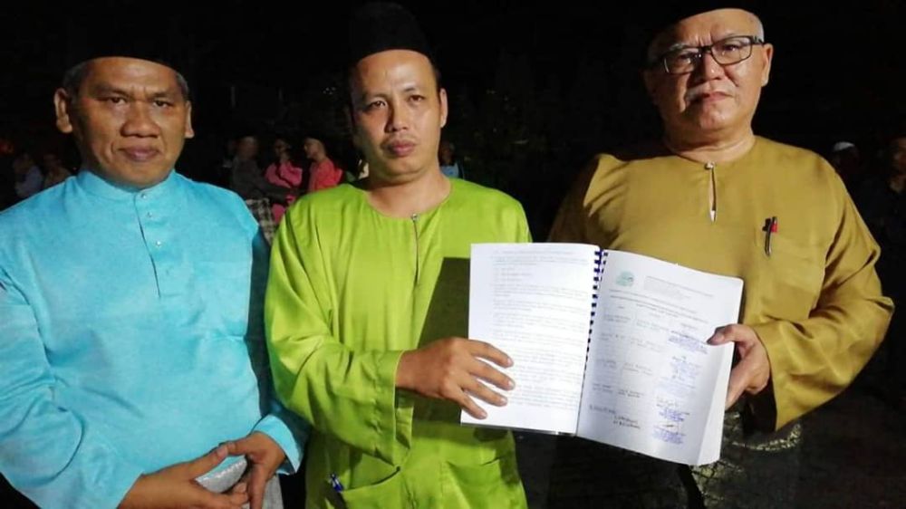 Save Bukit Payong chairman Abu Bakar Azmi (centre) presents a memorandum to Khairuddin (right) to be brought to the Johor state assembly. u00e2u20acu201d Picture courtesy of Amni Jagat