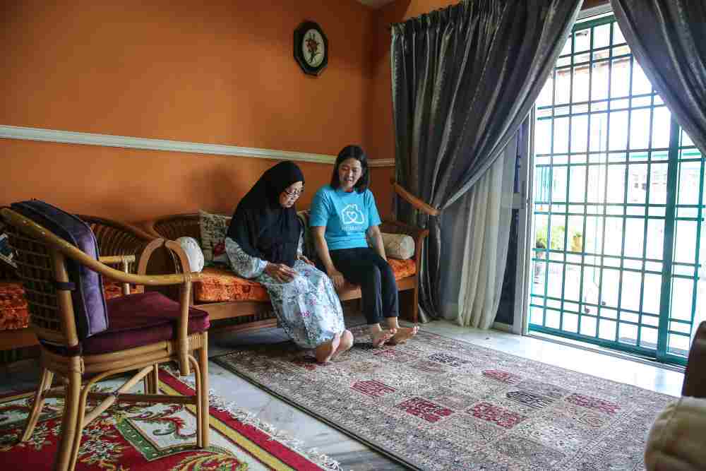 Yap doing exercises with a CR in the living room. — Picture by Yusof Mat Isa