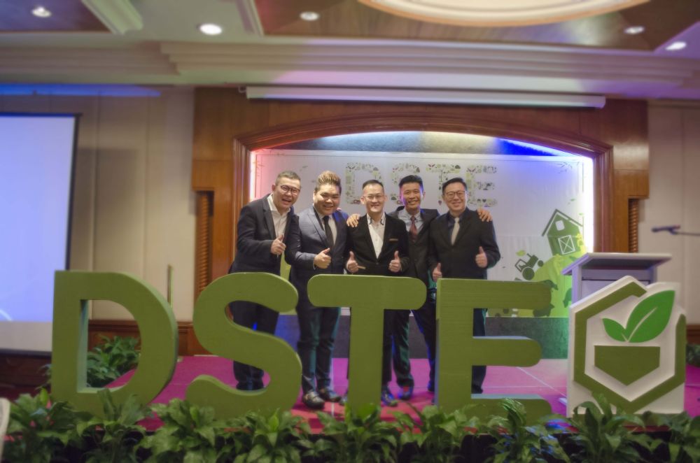 DSTE chief financial officer Chin Kuen Liang (right) said the system will change how businesses are run, especially in financial transaction and asset management. u00e2u20acu201d Picture courtesy of DSTE Capital Limited nn