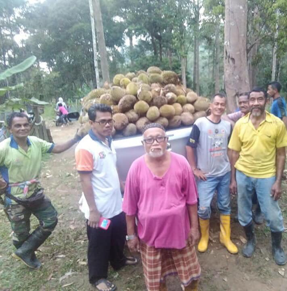The Kampung Sempeneh villagers collected durians from their village and shared with 10,000 people. u00e2u20acu201d Picture via Twitter