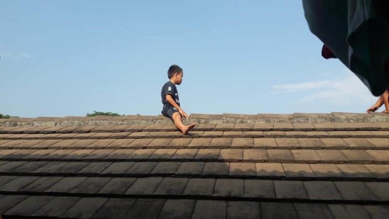 An Indonesian boy stays up on a roof for three hours to avoid getting circumcised. u00e2u20acu2022 Picture via Facebook/anik.sutari.5