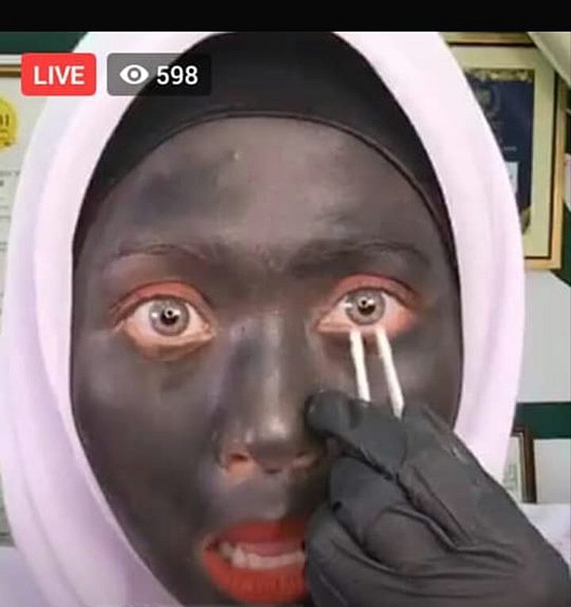 The 'host' of the Facebook livestream known as Siti Jamumall who tested products on a snake, has been called out before for going 'blackface' in 'testing' products. u00e2u20acu201d Image from Facebook/Jamumall