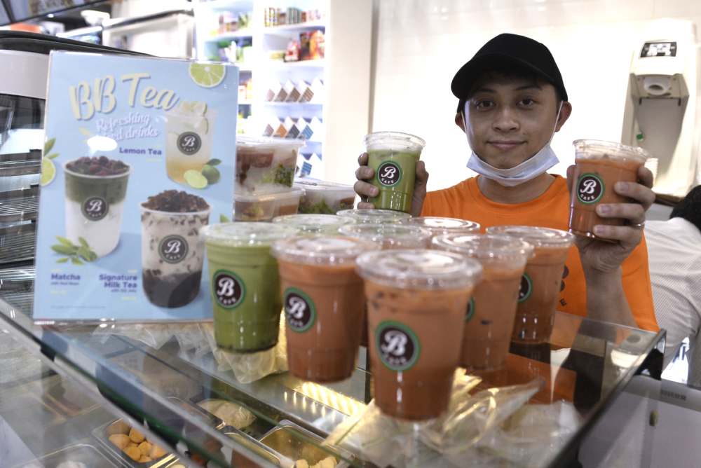 Bubble tea lovers can enjoy matcha and milk tea topped with a choice of QQ jelly or red beans. 