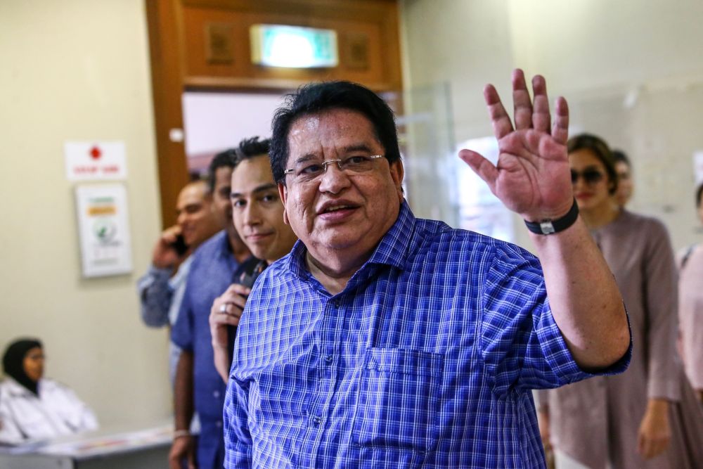 Former Federal Territories minister Datuk Seri Tengku Adnan Tengku Mansor waves to reporters at the Kuala Lumpur High Court Complex July 2, 2019. u00e2u20acu201d Picture by Hari Anggara