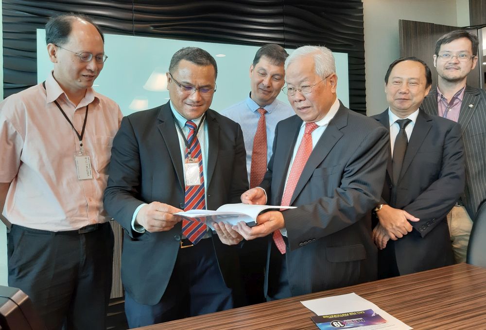Datuk Seri Michael Manyin (third from right) receiving a document on research into rabies from Universiti Malaysia Sarawaku00e2u20acu2122s deputy vice chancellor Professor Dr Wan Hashim Wan Ibrahim  July 4, 2019. u00e2u20acu201d Picture by Sulok Tawie