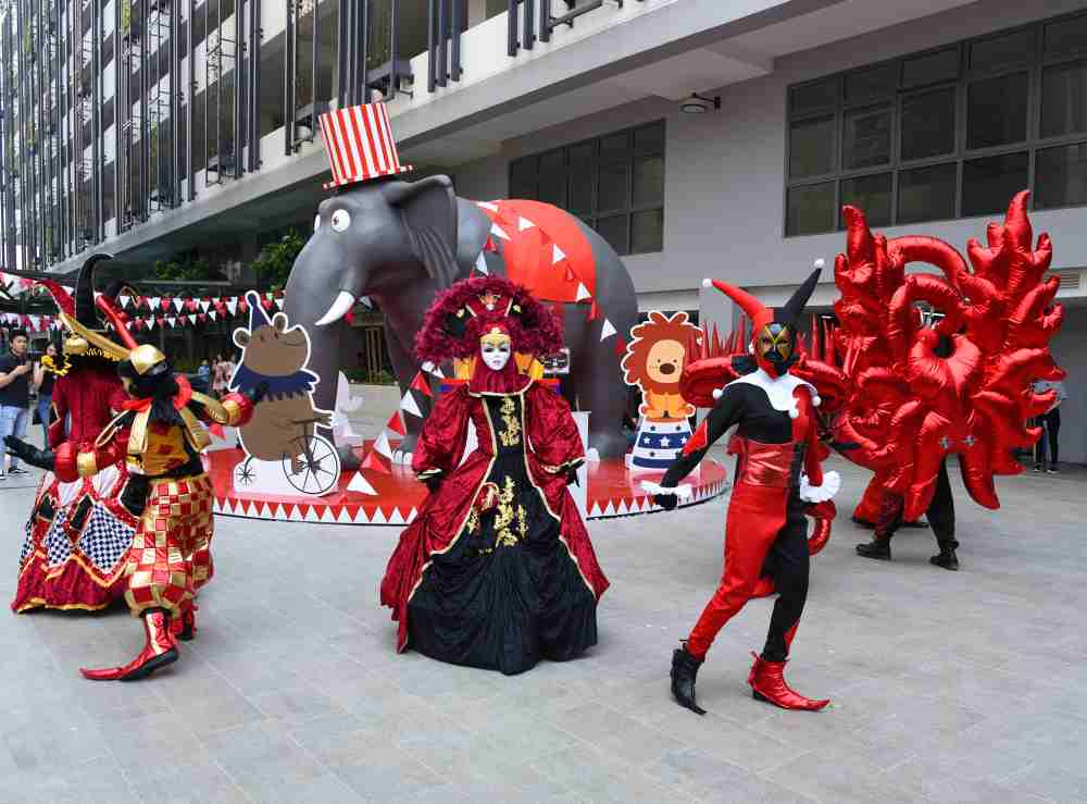 Actors put on an exciting show to liven up the carnivalu00e2u20acu2122s atmosphere. u00e2u20acu201d Picture courtesy of MRCB Land