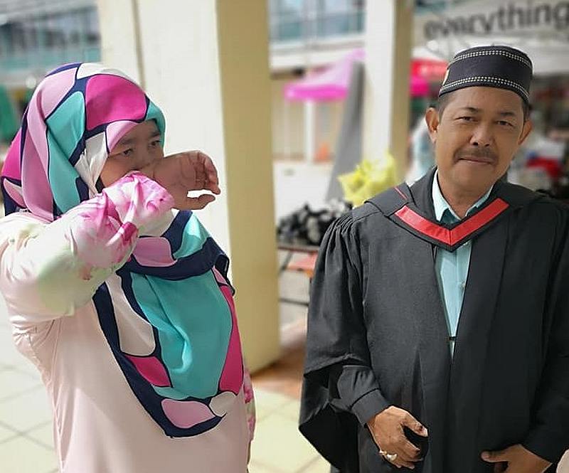 Proud parents of Muhammad Afiq Ismail at their son’s graduation ceremony. — Picture via Facebook/khairulaimanhamdan