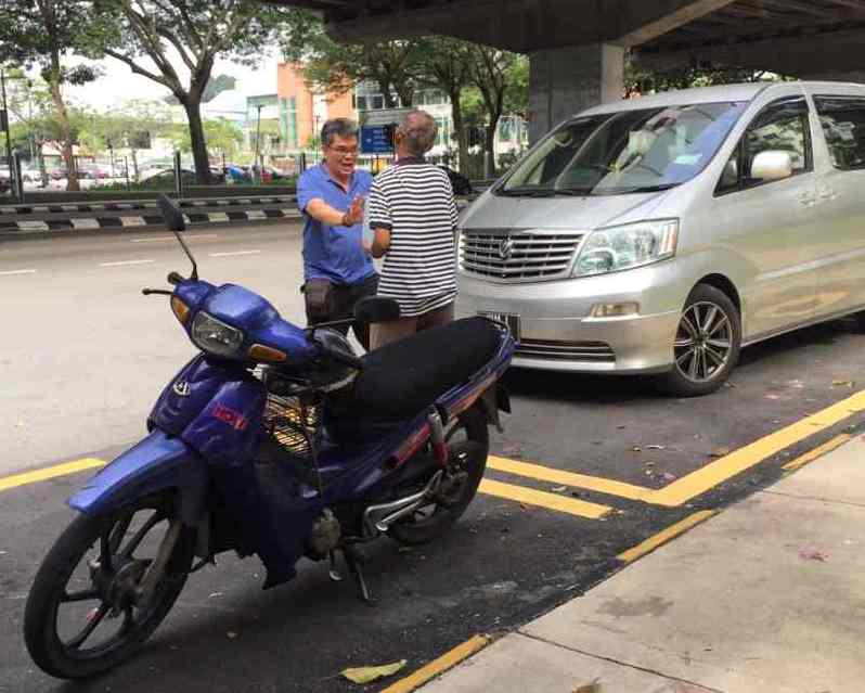 Even in a rush, the good Samaritan went out of his way to lend a hand to two fellow Malaysians. u00e2u20acu2022 Picture from Twitter/@belldybala_