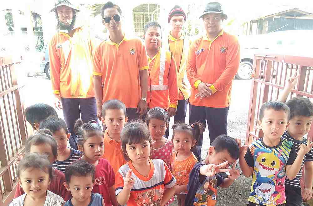 Syuhaida and her co-workers hope to make the meeting between the kids and the rubbish collectors a weekly affair. u00e2u20acu201d Picture from Facebook/Puan Eda Ali