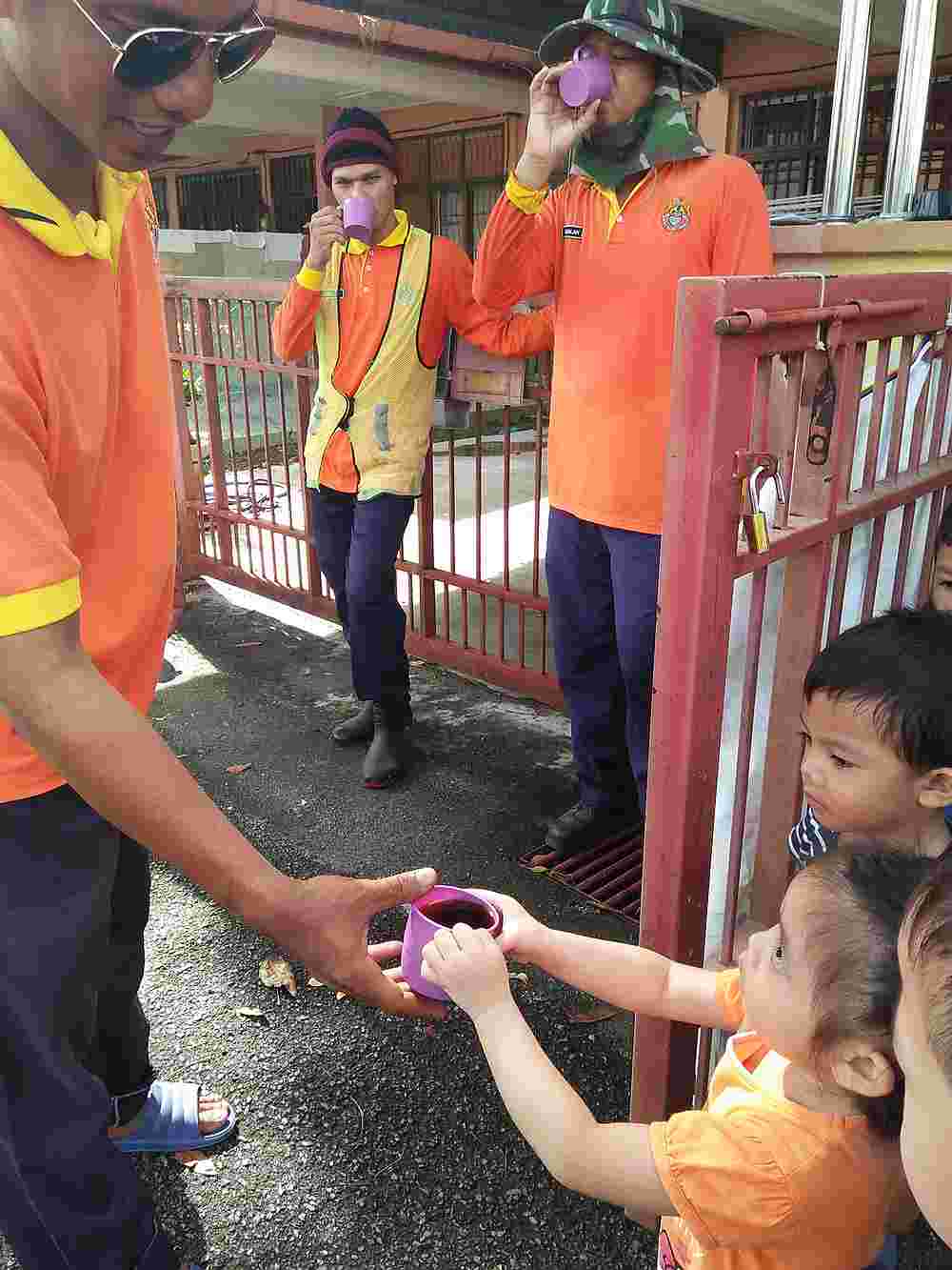 The children were eager to meet their ‘orange heroes.’ — Picture from Facebook/Puan Eda Ali