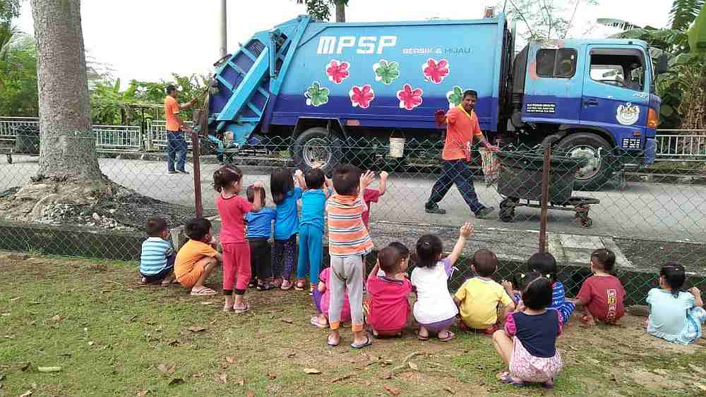 Syuhaida said that the children often run out to greet the MPSP workers whenever they pass by the nursery. — Picture from Facebook/Puan Eda Ali