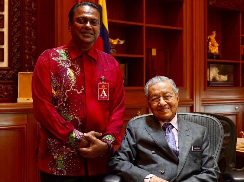 Tun Dr Mahathir Mohamad gembira melihat kesungguhan V Rathakrishnan dan berharap usahanya kali ini disokong seluruh rakyat Malaysia. u00e2u20acu201d Foto ihsan Twitter/CheDet