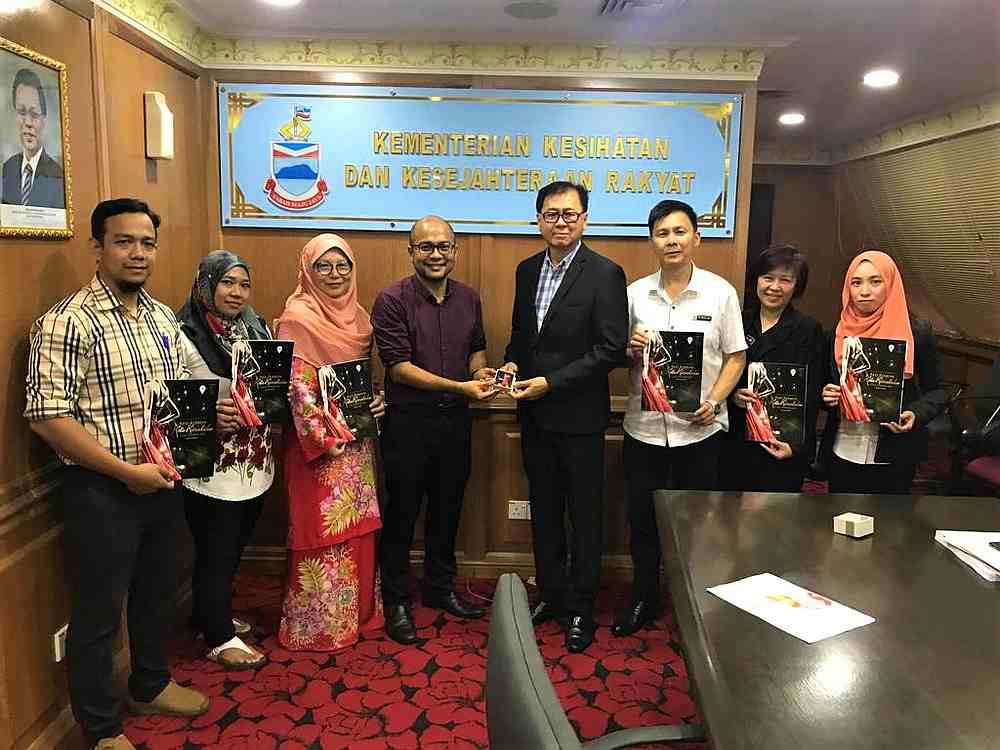 Datuk Frankie Poon Ming Fung (fourth right) with MAF executive director Jasmin Jalil (fourth left) and Sabah AIDS Awareness Group Association president Dr Zaiton Yahaya (third left). — Picture courtesy of Malaysian AIDS Foundation