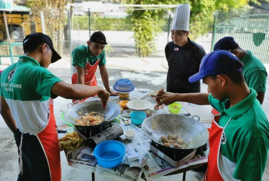 Chef Alan Wong checking the dishes cooked by participants of the 40th Cooking and Flag Signalling Competition. — Picture courtesy of St John Ambulance Malaysia, Perak chapter