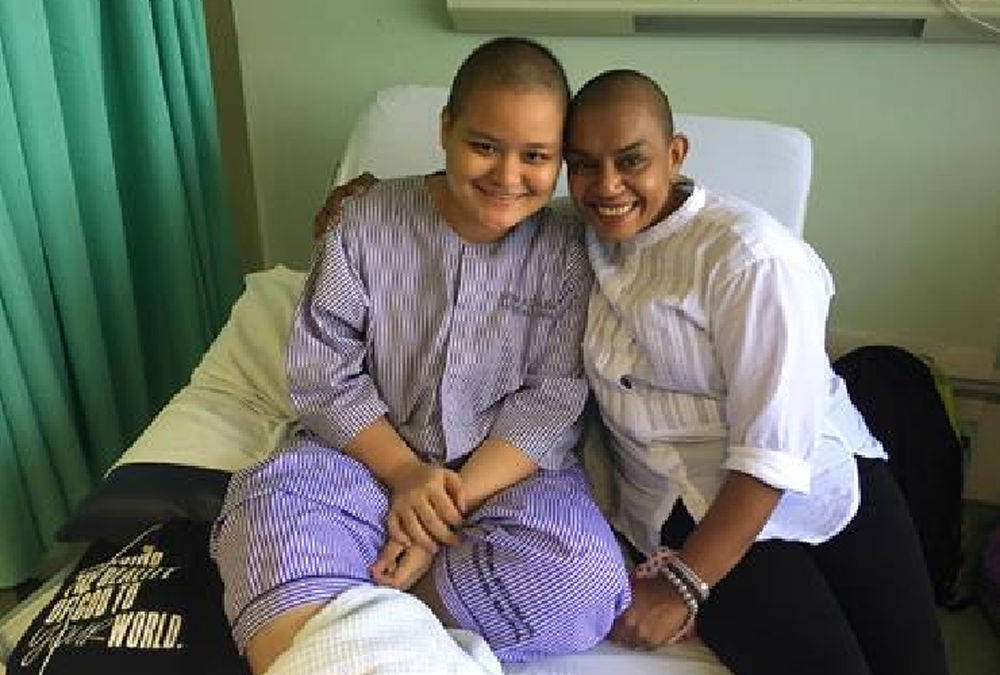 Richelle Hii Hua Yin (left) and Bamini KPD Balakrishnan at Likas Hospital, Kota Kinabalu. u00e2u20acu201d Picture from Universiti Malaysia Sabah website