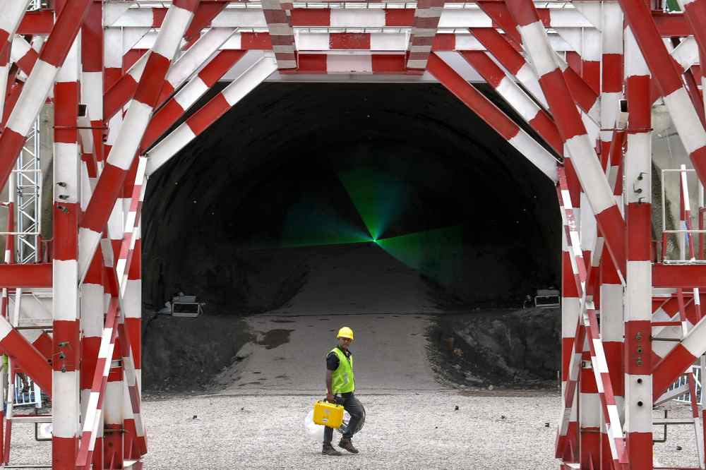 Seorang pekerja pembinaan melintasi terowong Projek Laluan Rel Pantai Timur (ECRL) ketika tinjauan di Tapak Terowong Dungun, Bukit Bauk, 26 Julai 2019. u00e2u20acu2022 Foto Bernama