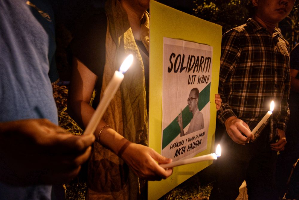Supporters of preacher Wan Ji Wan Hussin hold a candlelight vigil outside the Kajang Prison July 9, 2019. u00e2u20acu201d Picture by Shafwan Zaidonnn