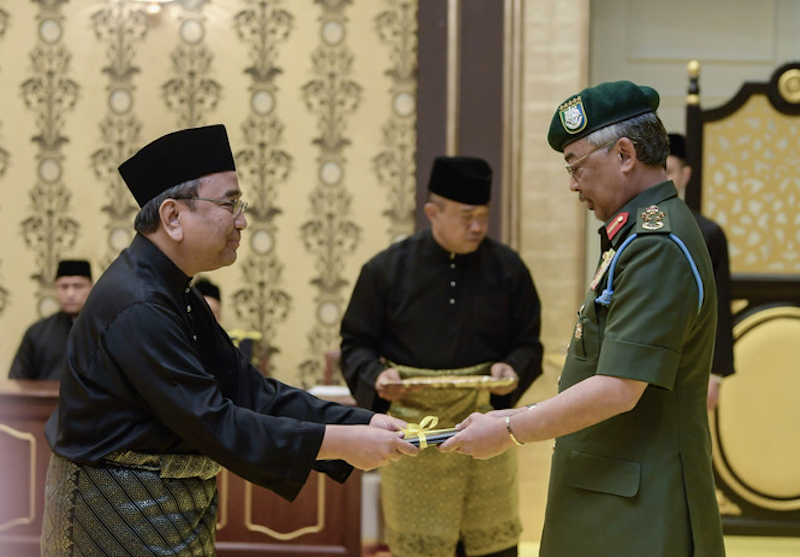 The Yang di-Pertuan Agong Al-Sultan Abdullah Riu00e2u20acu2122ayatuddin Al-Mustafa Billah Shah presenting the instrument of appointment to the new Chief Judge of Malaya Tan Sri Azahar Mohamed at Istana Negara, August 8, 2019. u00e2u20acu201d Bernama pic 