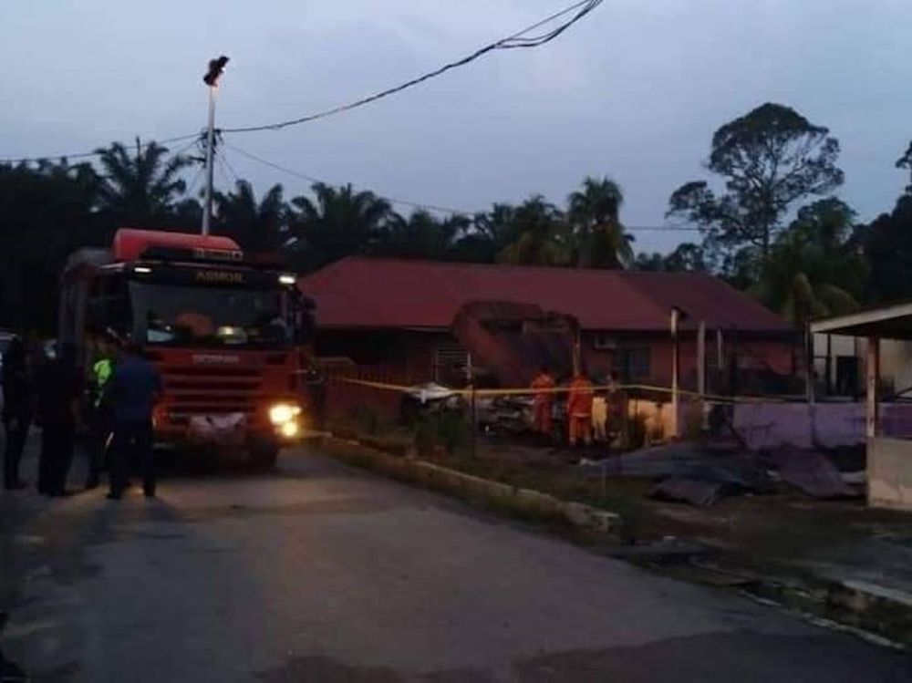Pasangan suami isteri dan bayi mereka ditemui rentung dalam kebakaran di Kampung Alah Batu, Slim River, 19 Ogos 2019. u00e2u20acu201d Foto ihsan Facebook/Macam-macam Hal