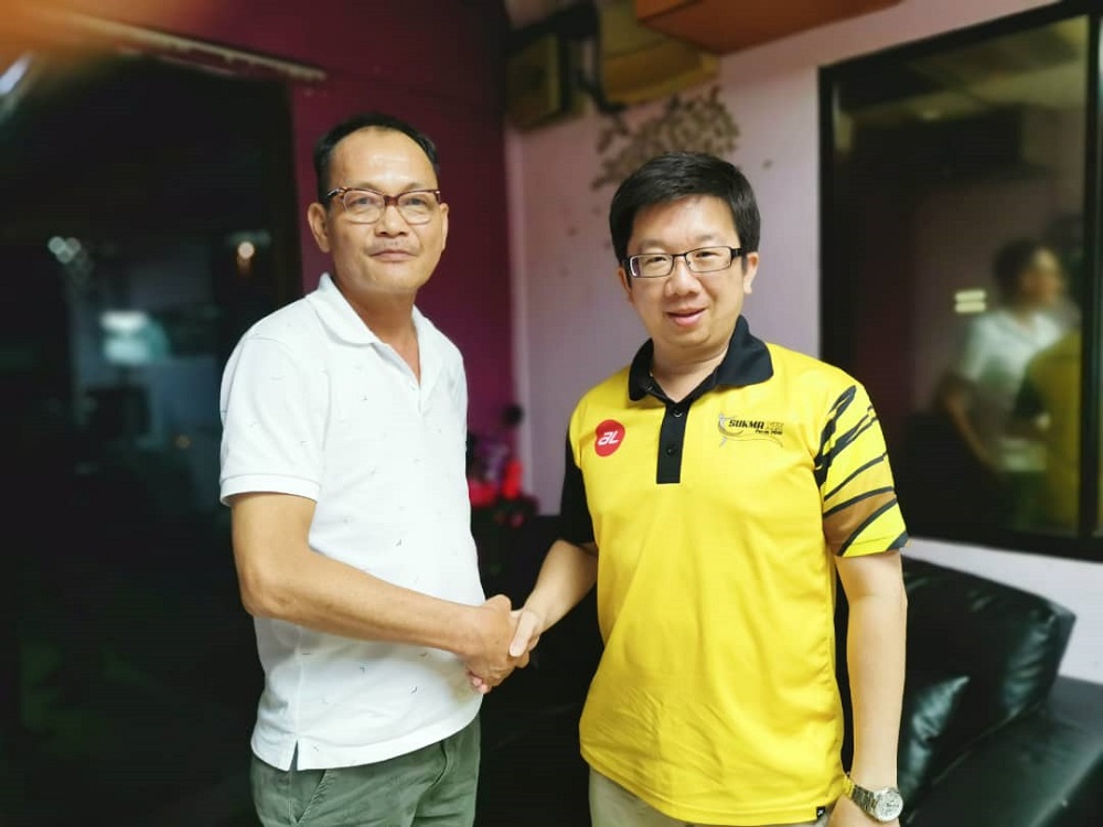 Menglembu assemblyman Steven Chaw (right) poses for a picture with Chow Siok Ming. u00e2u20acu201d Picture via Facebook/ Steven Chaw