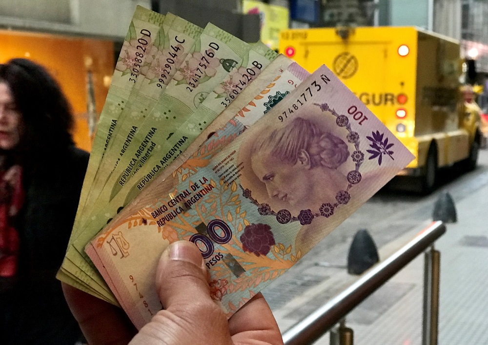 A man shows Argentine pesos outside a bank in Buenos Airesu00e2u20acu2122 financial district, Argentina August 30, 2018. u00e2u20acu201d Reuters pic