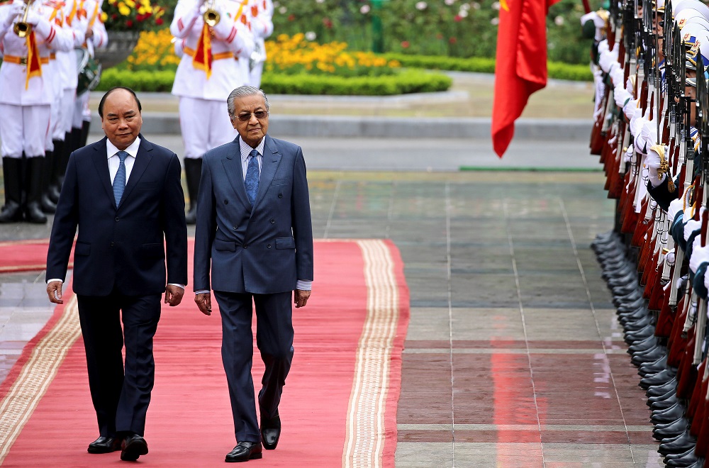 Prime Minister Tun Dr Mahathir Mohamad meets his Vietnamese counterpart Nguyen Xuan Phuc in Hanoi August 27, 2019. u00e2u20acu201d Reuters pic