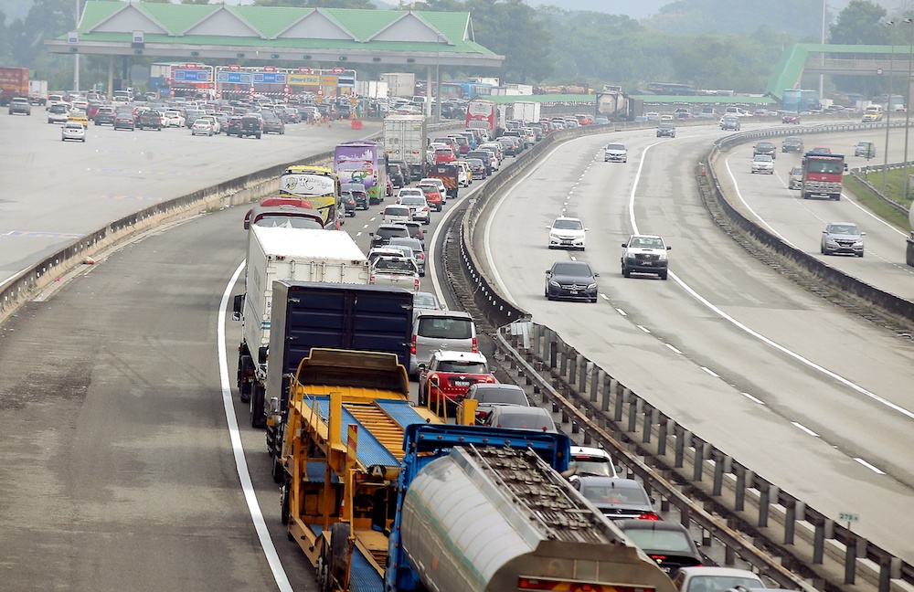 Heavy traffic is seen at the Ipoh Selatan toll plaza August 9, 2019. u00e2u20acu201d Picture by Farhan Najib