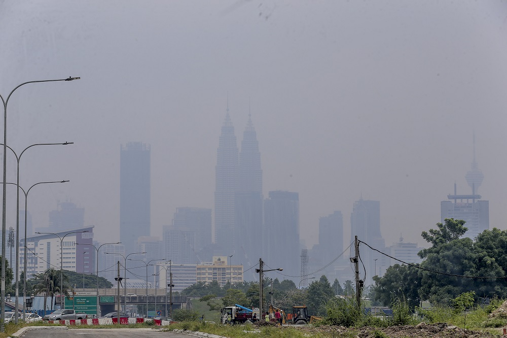 Malaysiau00e2u20acu2122s landmark Petronas Twin Towers are seen shrouded in haze in Kuala Lumpur August 10, 2019. u00e2u20acu201d Picture by Firdaus Latif