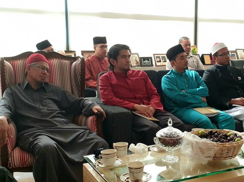 Dr Kamilin Jamilin (dua dari kiri) menonton telefilem u00e2u20acu02dcDemi Tuhan Aku Bersaksiu00e2u20acu2122 bersama mufti Wilayah Persekutuan Datuk Seri Dr Zulkifli al-Bakri bersama agamawan lain. u00e2u20acu201d Foto ihsan Facebook/Kamilin Jamilin 