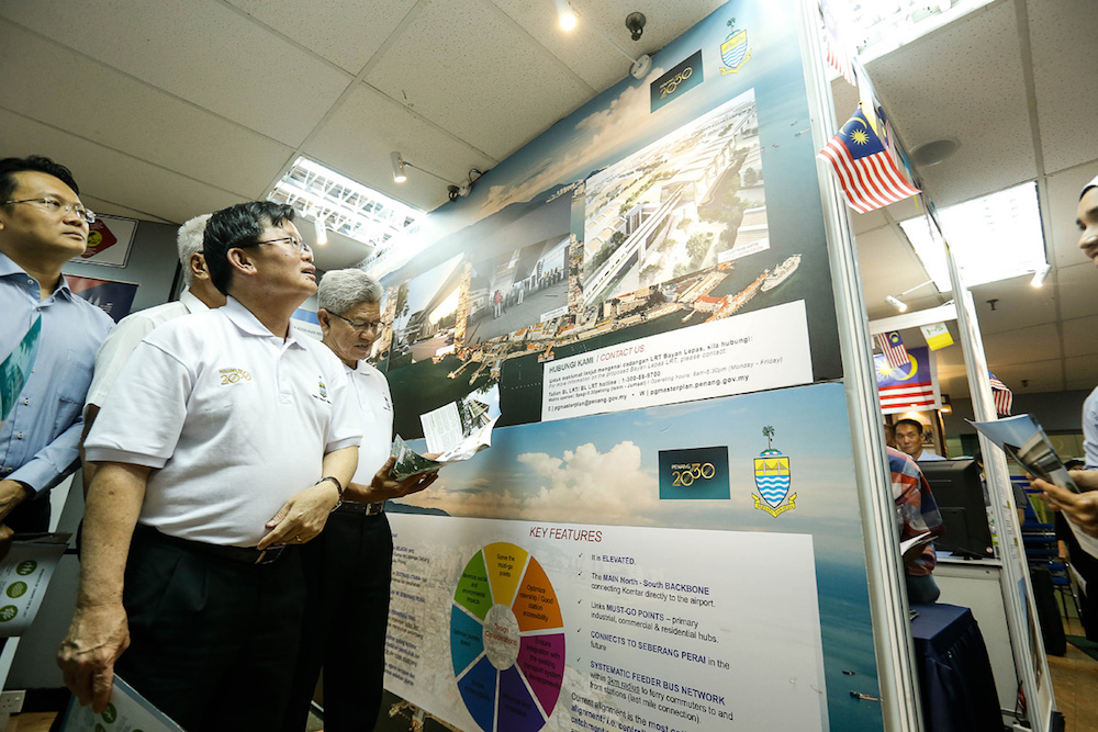 Penang Chief Minister Chow Kon Yeow visits the Bayan Lepas Light Railway Transit (LRT) display and information booth at Komtar in George Town August 20, 2019. u00e2u20acu201d Picture by Sayuti Zainudin