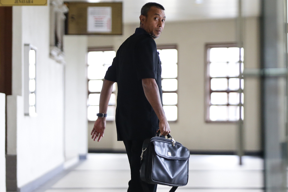 Malaysian Anti-Corruption Commission Senior Assistant Commissioner Rosli Hussain is pictured at the Kuala Lumpur High Court August 22, 2019. — Picture by Ahmad Zamzahuri
