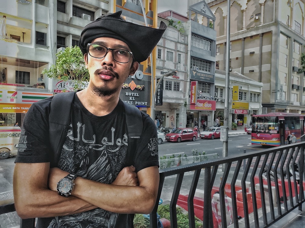 Nur Ahmad said the tanjak serves as a symbolic reminder of the olden ways of a community known for its politeness, bravery, humility, and wisdom, most of all. — Picture via Facebook/Tanah Melayu