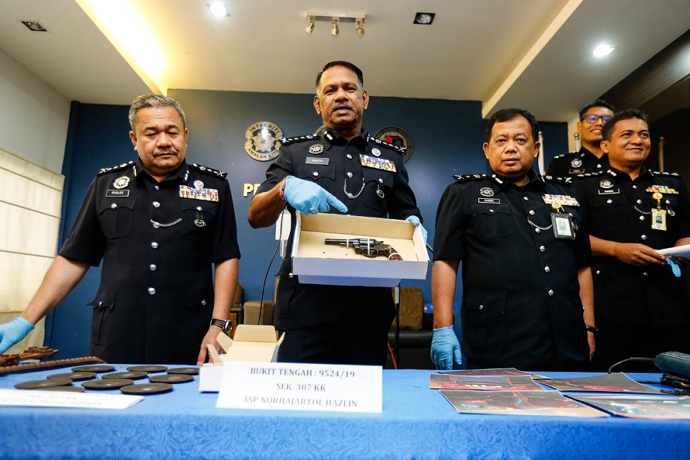 (From left) deputy CPO Datuk Roslee Chik, Penang CPO Datuk T. Narenasagaran and chief of Commercial Crime and Investigation Datuk Zainol Samah during a press conference in George Town August 27, 2019. u00e2u20acu201d Picture by Sayuti Zainudin