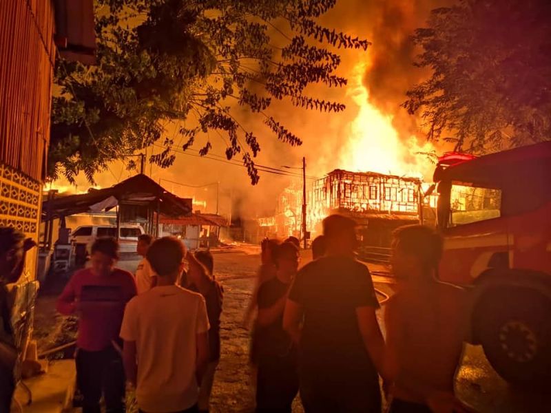 Sebanyak 32 premis bangunan di Sungai Lembing, Kuantan yang dianggar berusia lebih 100 tahun hangus. u00e2u20acu201d Foto ihsan Facebook/Si Bongsu