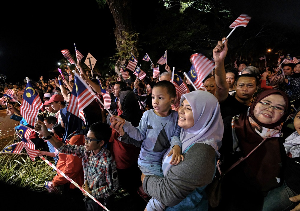 People wave flags as they countdown to Merdeka Day at Lake Front Taman Tasik Taiping August 30, 2019. — Bernama pic