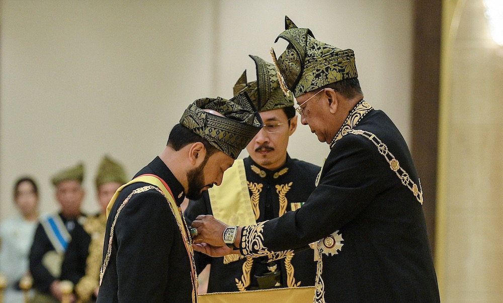 Sultan of Kedah Al Aminul Karim Sultan Sallehuddin Sultan Badlishah conferring the award on Datuk Seri Mukhriz Tun Dr Mahathir. u00e2u20acu201d Bernama pic 