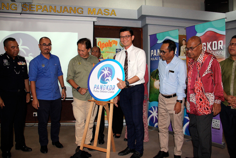 State Tourism, Arts and Culture Committee chairman Tan Kar Hing (third right) and State Secretary Zainal Azman Abu Seman (third left) at the launch in Taiping August 29, 2019. u00e2u20acu201d Bernama pic