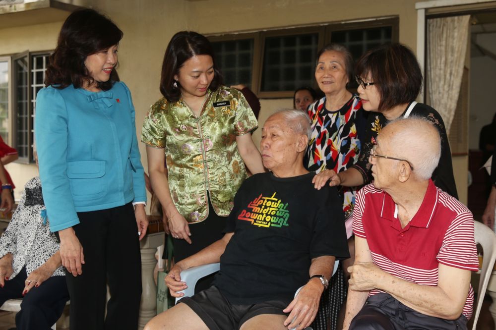 Hannah Yeoh (second from left) visits the elderly at the Alzheimeru00e2u20acu2122s Disease Foundation Malaysia in Petaling Jaya August 9, 2019. u00e2u20acu201d Picture by Choo Choy May