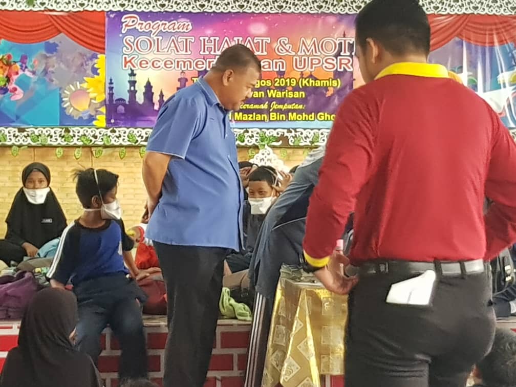 Datuk Seri Che Zakaria Mohd Salleh (in blue) visits students from SK Pasir Putih in Pasir Gudang, who suffered from yet another bout of nausea and vomiting. u00e2u20acu201d Picture by Ben Tan