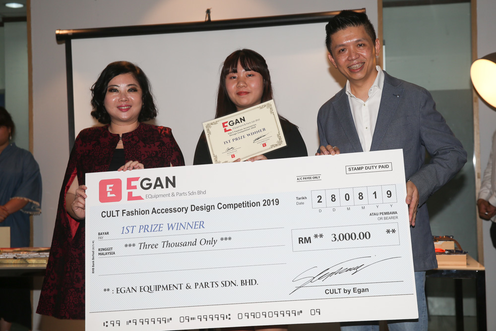 The winner of the CULT Fashion Design Accessory Competition, Ester Haw Jing Rong (middle) posing with CULT’s chief executive officer, Stephanne Foong (left) and EGAN’s director, Nicholas Gan (right) during the prize presentation. — Picture by Choo Choy May
