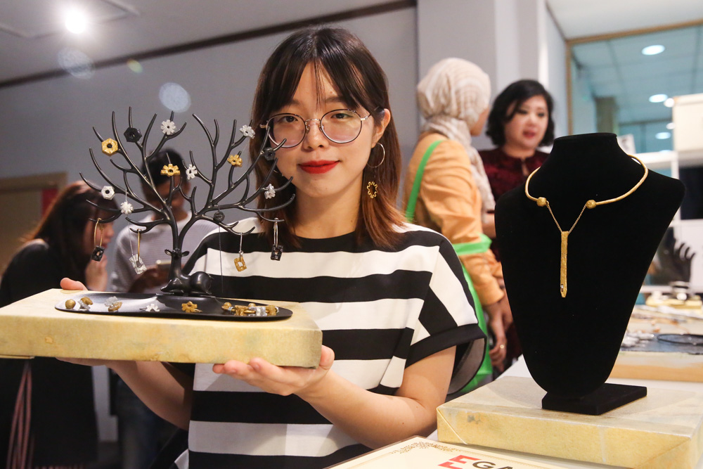 Second place winner, Yuvia Lee posing with her earring and necklace fashion accessory designs. — Picture by Choo Choy May
