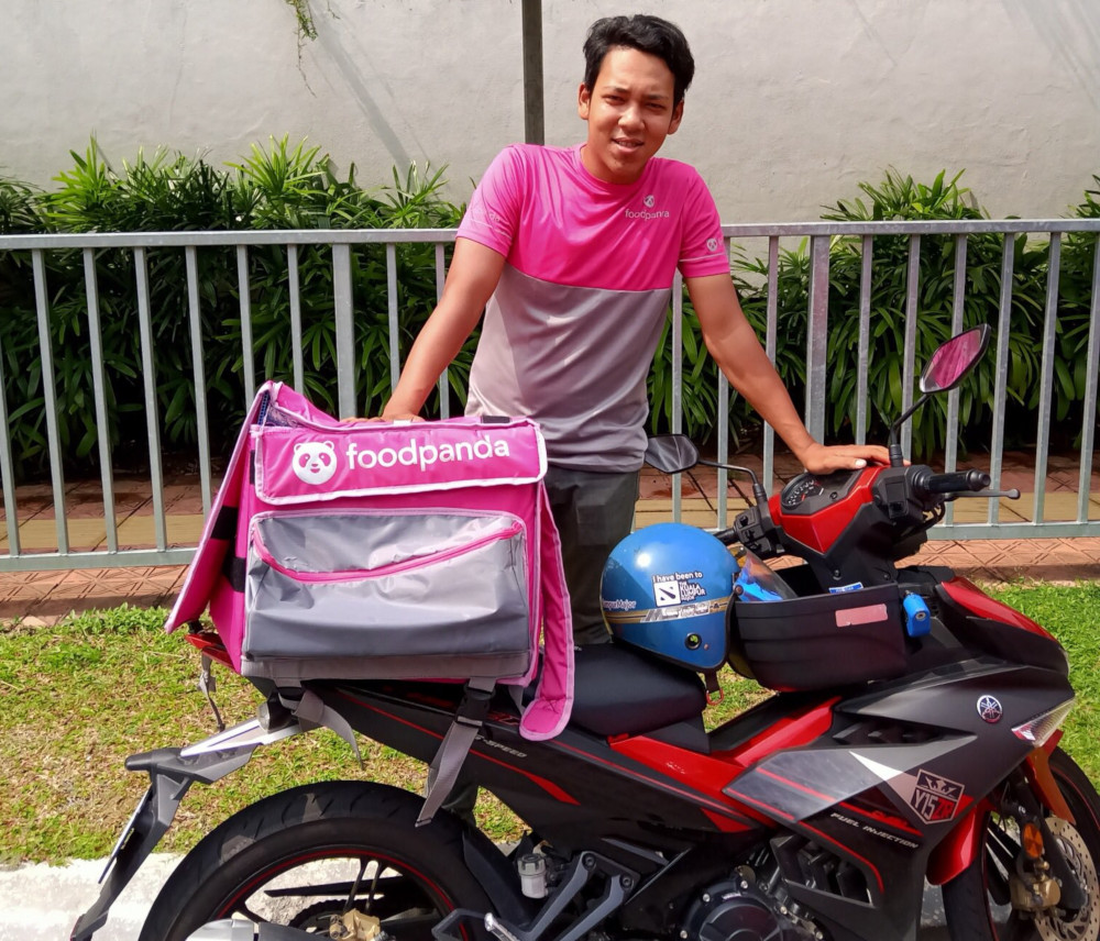 @cukey28 as the food delivery man. — Picture via Twitter/ @cukey28