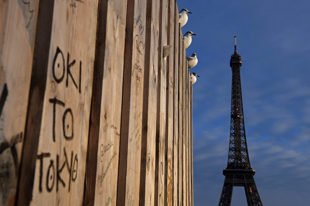 In this file photo taken on January 28, 2017 seagulls sit on a wall at the Trocadero esplanade in front of the Eiffel tower in Paris. u00e2u20acu201d AFP pic        