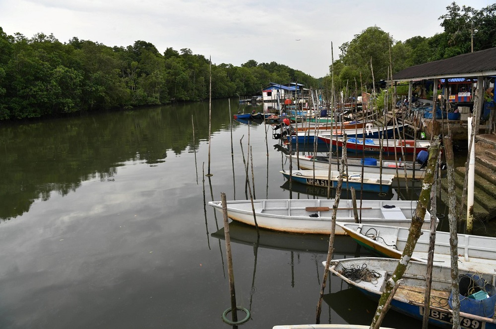 Sungai Kopok yang menjadi nadi kehidupan penduduk Kampung Perigi Acheh sejak bertahun lamanya kini semakin hitam, berminyak dan berbau busuk . u00e2u20acu2022 Foto Bernama