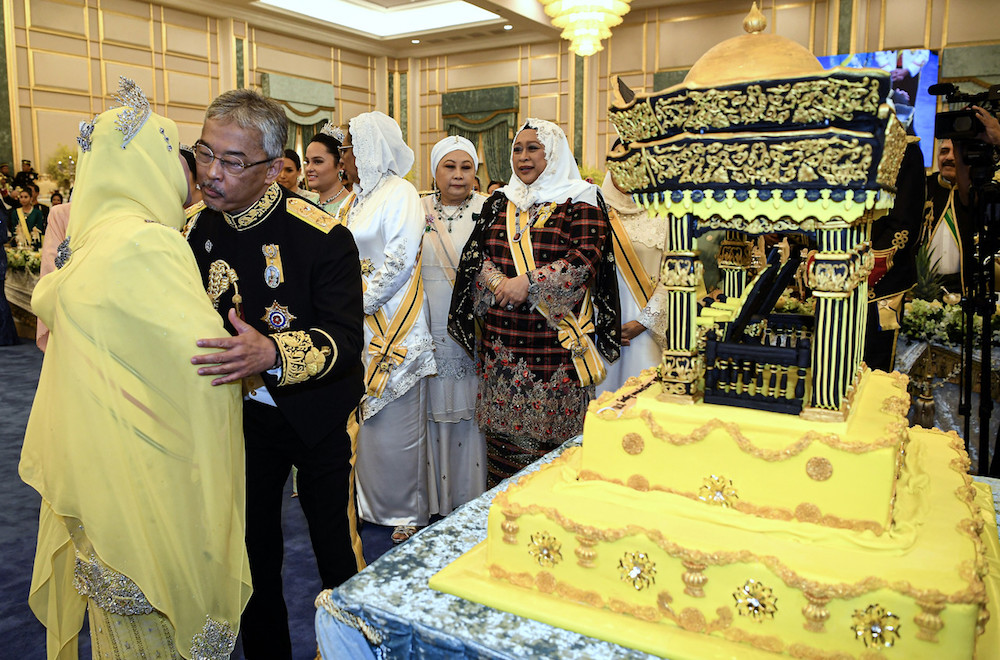 Yang di-Pertuan Agong Al-Sultan Abdullah Riu00e2u20acu2122ayatuddin Al-Mustafa Billah Shah kisses Raja Permaisuri Agong Tunku Hajah Azizah Aminah Maimunah Iskandariah on the cheek at Istana Negara in Kuala Lumpur July 31, 2019. u00e2u20acu201d Bernama