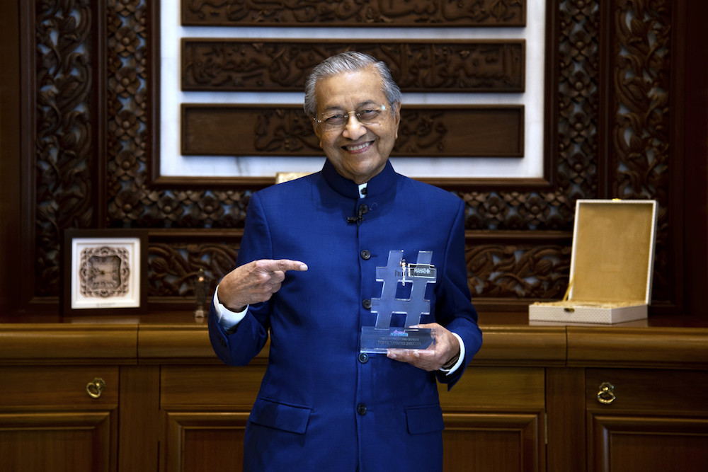 Prime Minister Tun Dr Mahathir Mohamad poses with the Instafamous Inspiration Award from hurr.tv at his office in Putrajaya August 9, 2019. u00e2u20acu201d Bernama pic